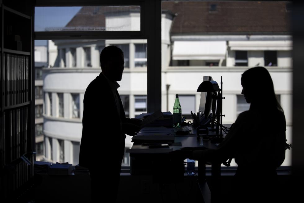 Besprechung Anwalt und Assistentin in Büro