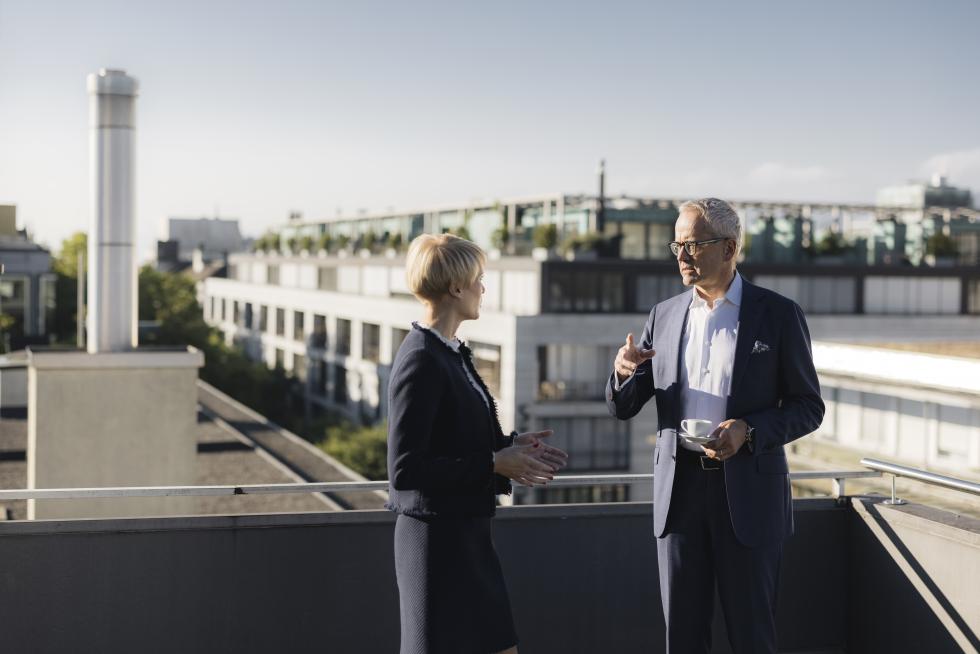 Besprechung auf Dachterrasse