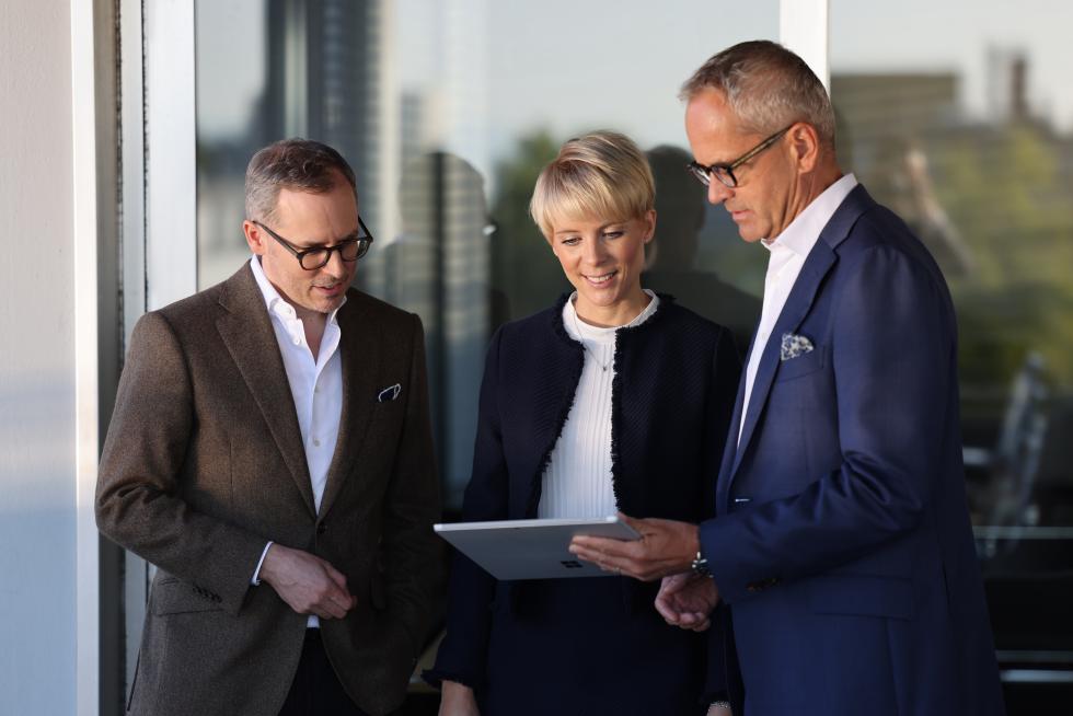 Besprechung zwischen Anwälten mit Tablet