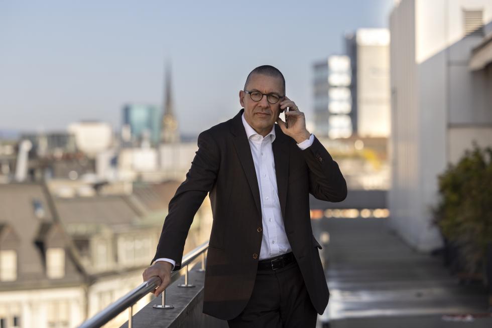 Anwalt Rolf Herter am Telefon